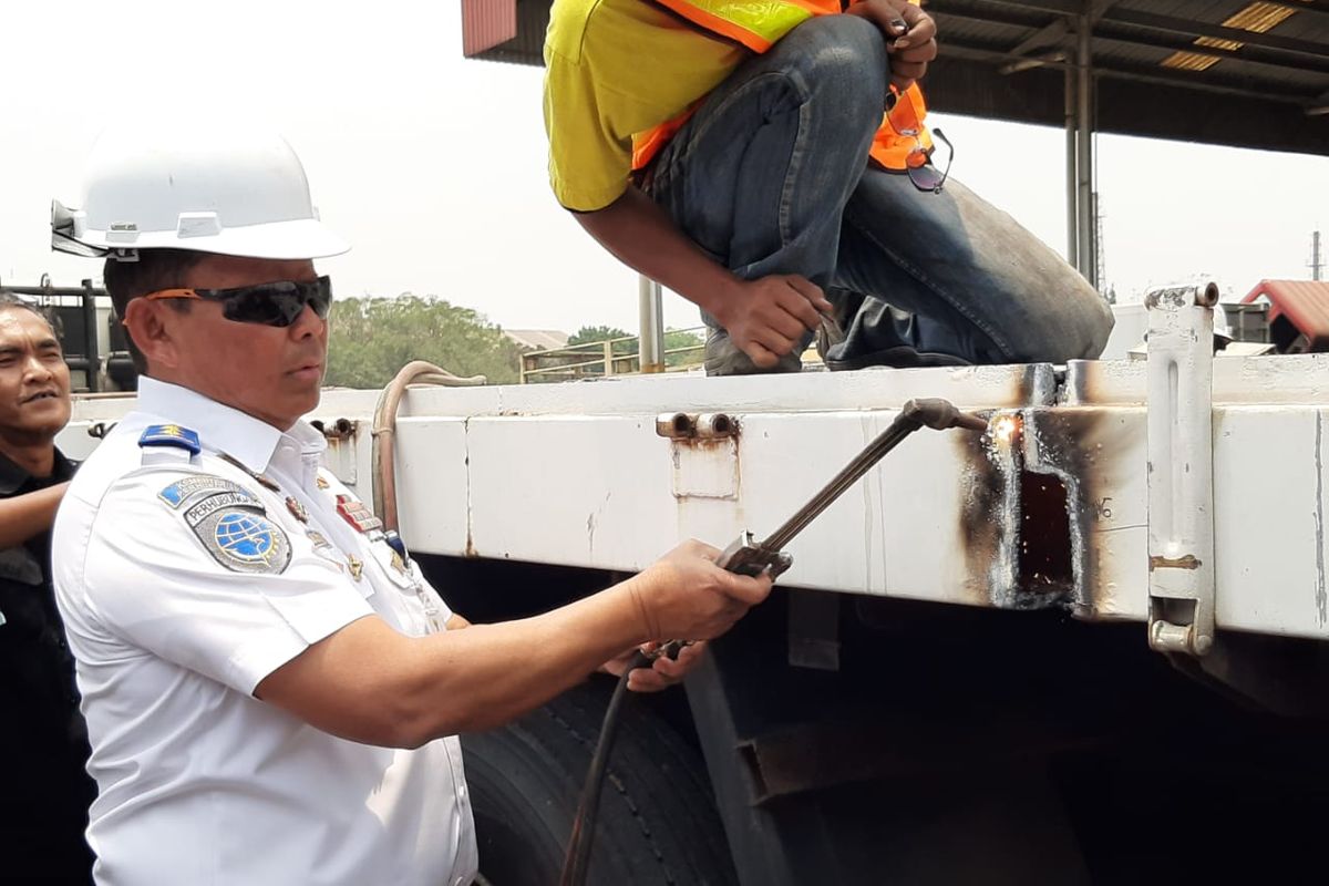 Direktur Jenderal Perhubungan Darat Kementerian Perhubungan Budi Setiyadi lakukan pemotongan truk yang kelebihan muatan, Bekasi, Jawa Barat, Senin (30/9/2019)