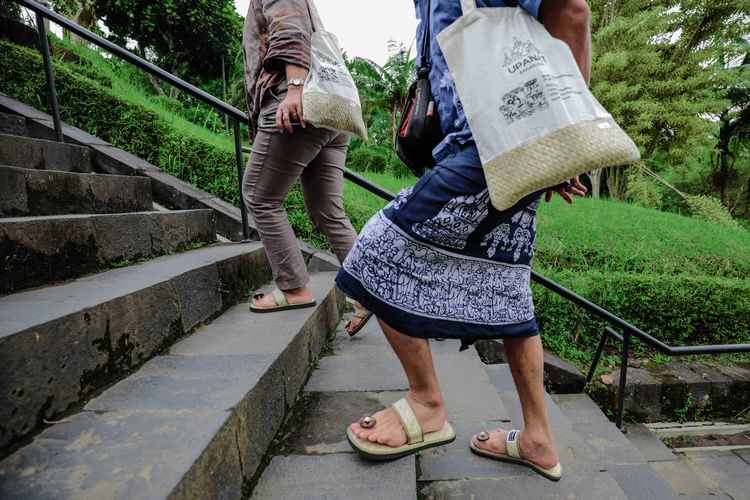 Ilustrasi sandal upanat untuk dipakai saat naik ke Candi Borobudur di Magelang, Jawa Tengah.