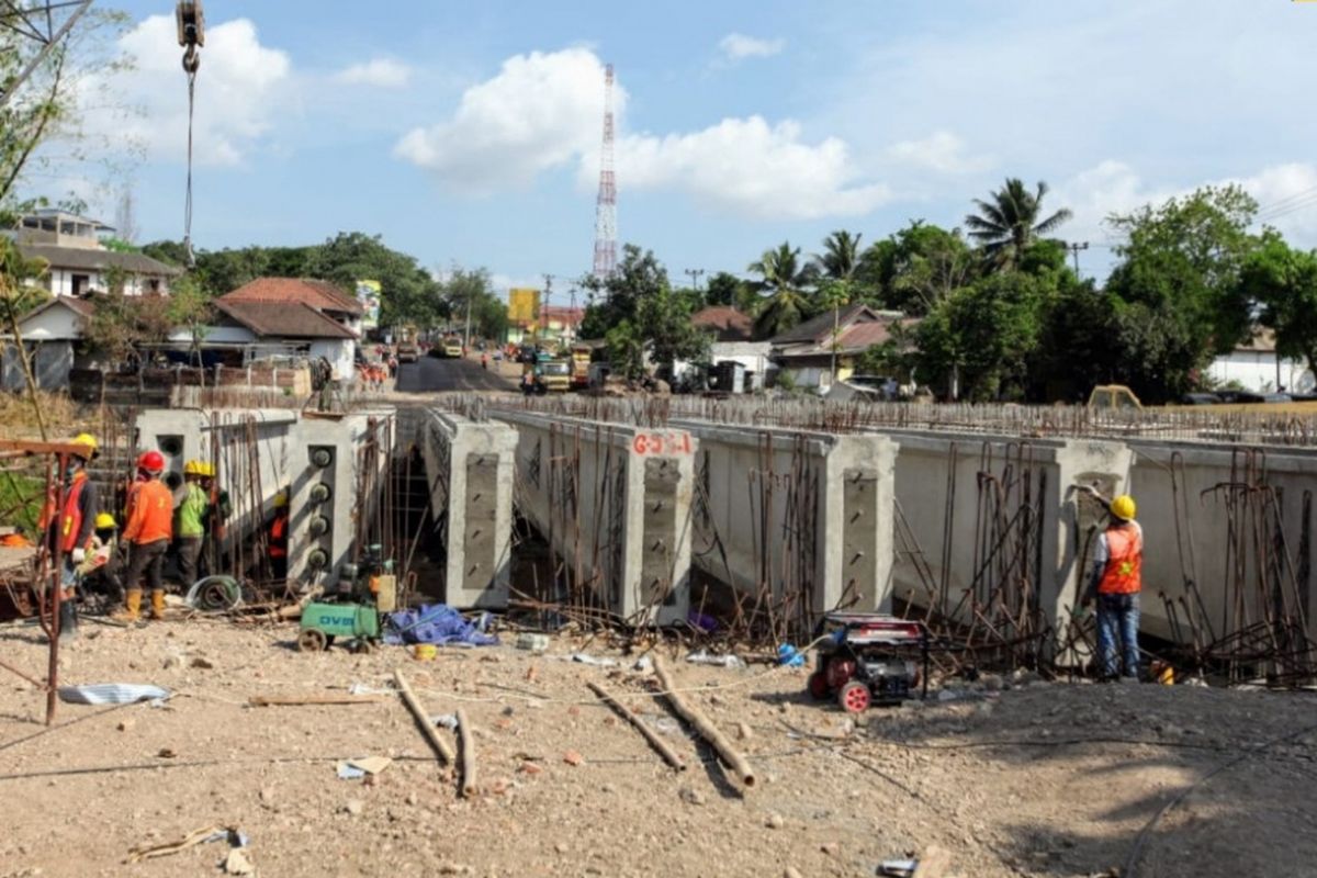 Pembangunan duplikasi Jembatan Surabaya di Praya, Lombok Tengah, Nusa Tenggara Barat.