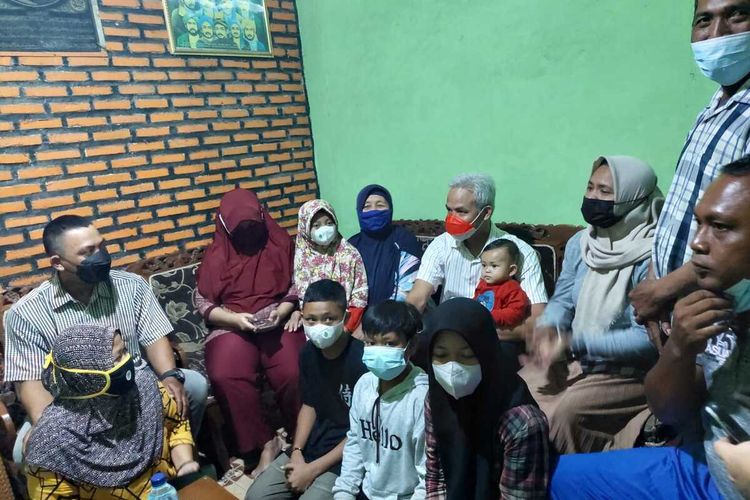 Gubernur Jawa Tengah, Ganjar Pranowo bertemu dengan keluarganya yang menjadi transmigran di Lampung.