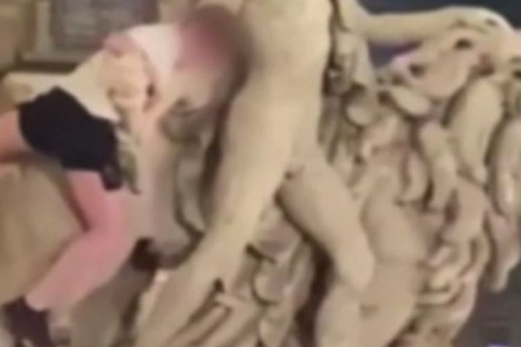 Seorang turis terekam duduk di atas patung di Bursa Efek Brussel di Belgia sebelum dia turun dan memecahkannya.