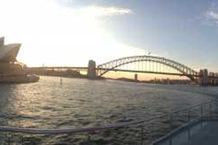 Dari geladak terbuka di kapal John Cadman II ikon Australia, Gedung Opera dan Jembatan Harbour terlihat sangat jelas.