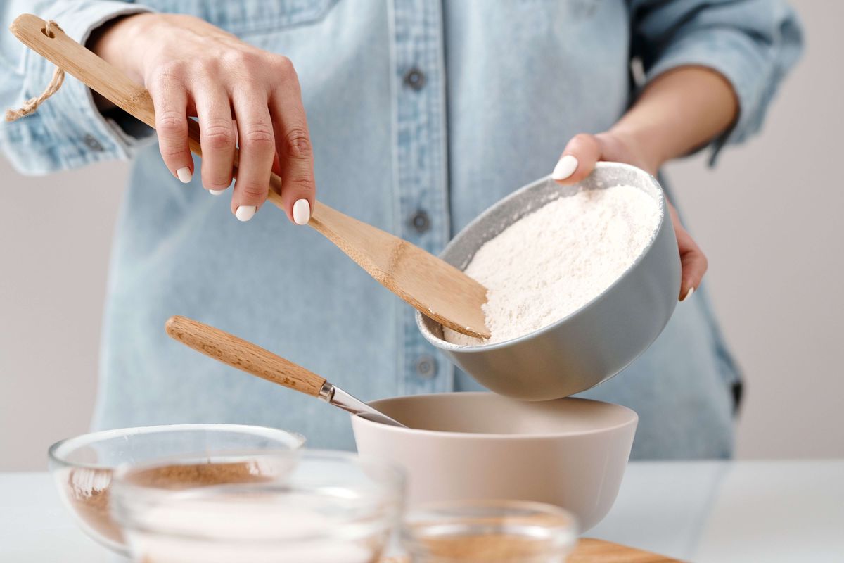 Baking soda dan baking powder sama-sama sering digunakan untuk memasak, terutama membuat kue. Tapi baking soda dan baking powder ternyata punya fungsi berbeda.