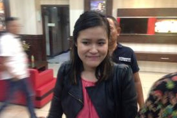 Jessica, teman dari Wayan Mirna Salihin berjalan keluar setelah enam jam lima puluh menit diperiksa di Mapolda Metro Jaya, Rabu (20/1/2016). 


