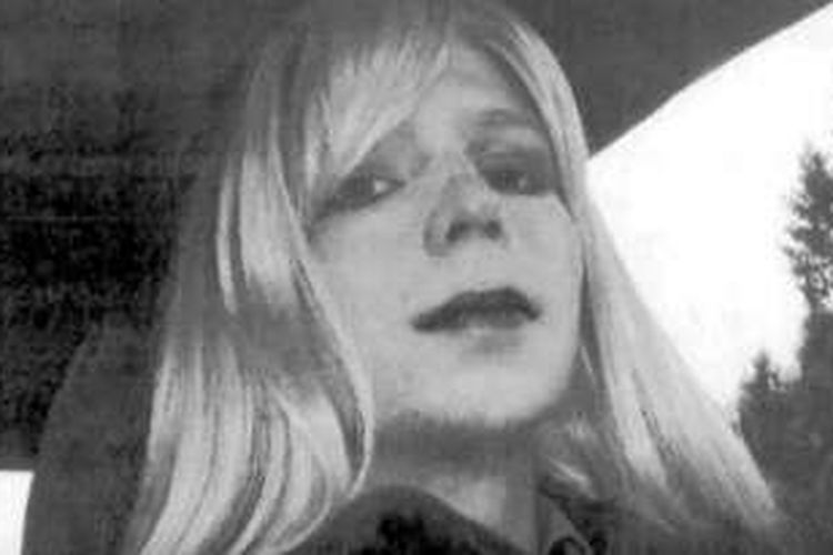 Chelsea Manning mengumumkan akan mulai hidup sebagai perempuan tak lama setelah dipenjara. 