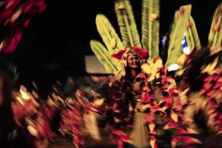 Semarang Night Carnival-Peserta Semarang Night Carnival dengan beragam kostum yang mereka kenakan menyusuri Jalan Pemuda, Kota Semarang, Jawa Tengah, Sabtu (28/4) malam. Karnaval ini telah menjadi agenda tahunan yang diadakan bersamaan dengan HUT Ke-465 Kota Semarang. 