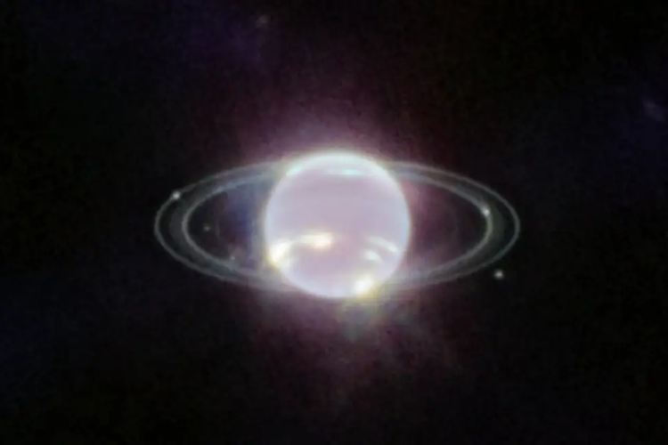 Gambar Neptunus diambil dengan NIRCam Teleskop Luar Angkasa Webb 
