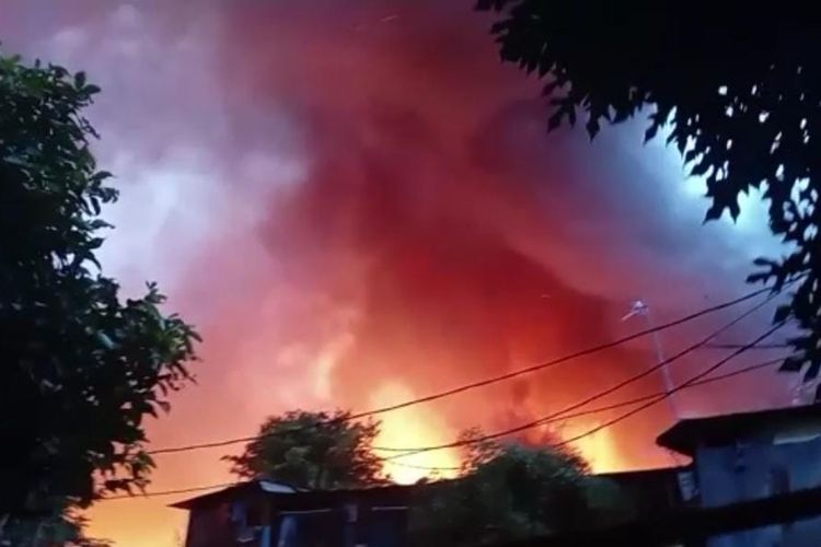 Asap tebal di kawasan depan Halte Monas akibat kebakaran rumah warga di Jalan Tanah Abang V, Jakarta Pusat, pada Minggu (26/2/2023) sore.