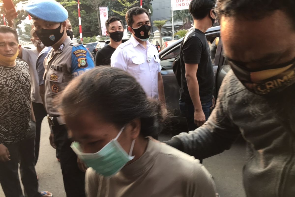 Ibu P saat tiba di Polres Jakarta Selatan terkait kasus dugaan penculikan bocah berumur tiga tahun berinisial PR.