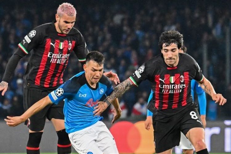 Gelandang AC Milan, Sandro Tonali (paling kanan) dan Theo Hernandez, berebut bola dengan penyerang Napoli, Hirving Lozano (tengah), dalam laga leg kedua perempat final Liga Champions 2022-2023 di Stadion Diego Armando Maradona, Naples, pada Selasa (18/4/2023) malam waktu setempat. (Foto oleh Alberto PIZZOLI / AFP)