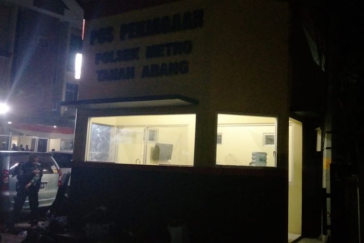 Kondisi pos pengamanan Polsek Metro Tanah Abang pasca dirusak massa, Senin (30/9/2019) malam.