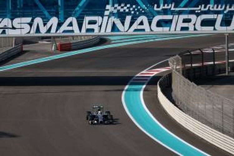 Pebalap Mercedes asal Inggris, Lewis Hamilton, memacu mobilnya pada sesi latihan pertama GP Abu Dhabi di Sirkuit Yas Marina, Jumat (21/11/2014).