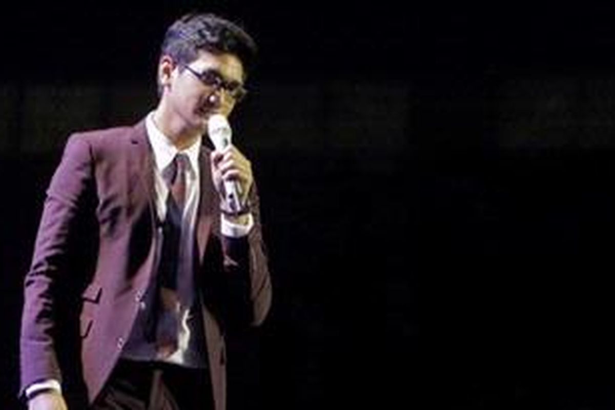 Afgan tampil dalam festival musik pop Korea Music Bank di Gelora Bung Karno, Senayan, Jakarta Selatan, Sabtu (9/3/2013). Konser itu menampilkan sejumlah artis musik kenamaan asal Korea Selatan, seperti Super Junior (SuJu) dan Sistar, serta artis musik terkenal dari Indonesia seperti Afgan. 