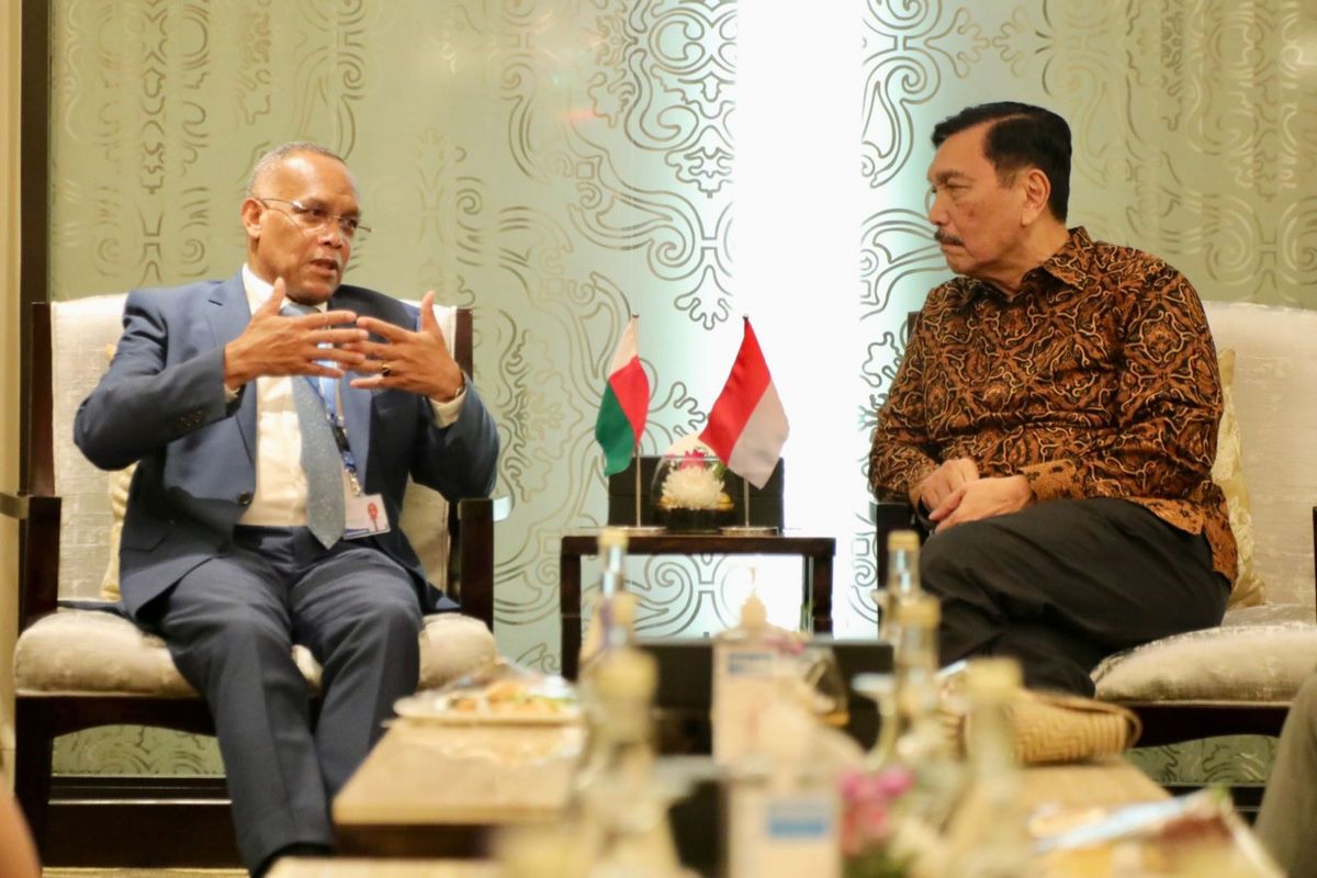 Menteri Koordinator Bidang Kemaritiman dan Investasi, Luhut Binsar Pandjaitan berbincang dengan Menteri Pertahanan yang juga Menteri Luar Negeri Madagaskar Rakotonirina Leon Jean Richard di Bali, Senin (5/12/2022). 