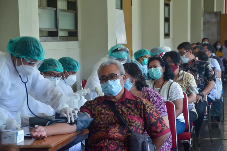Universitas Atma Jaya Yogyakarta menggelar vaksinasi massal Covid-19 di Gedung Thomas Aquinas UAJY, Yogtakarta, Kamis (15/4/2021).