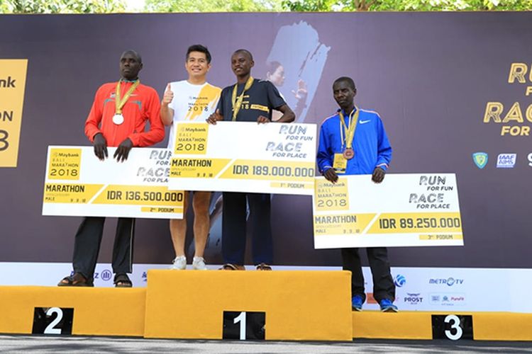 Para pemenang Maybank Bali Marathon 2018 kategori Male Open Full Marathon berfoto bersama Presiden Direktur Maybank Indonesia, Taswin Zakaria. (Maybank Indonesia)