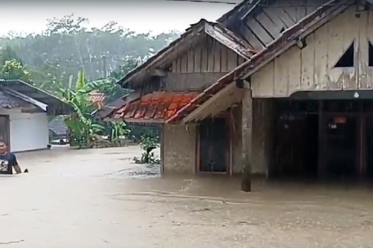 Kondisi banjir merendam rumah warga hingga setinggi dada orang dewasa di selatan Cianjur, Jawa Barat, Rabu (4/12/2024)