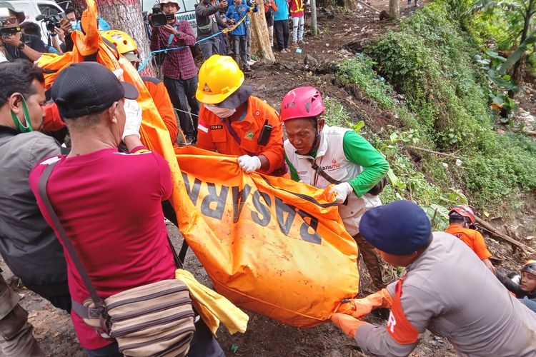 Proses evakuasi jenazah korban longsor di Kabupaten Cianjur, Jawa Barat, Jumat (25/11/2022) di wilayah Cjedil, Cugenang, Cianjur, Jawa Barat, dampak gempa magnitudo 5,6.