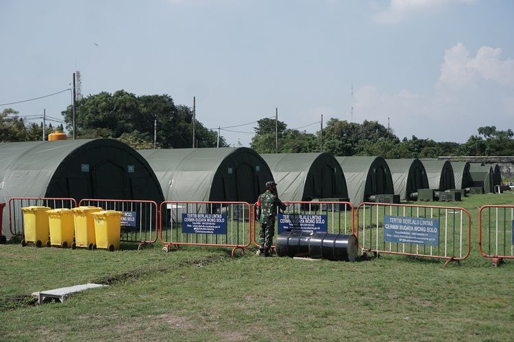 Anggota TNI berjaga di Rumah Sakit Lapangan (Rumkitlap) TNI AD di Benteng Vastenburg, Solo, Jawa Tengah, Selasa (8/6/2021). Rumkitlap TNI AD tersebut mampu menampung sekitar 80 orang dengan empat ruang ICU yang disiapkan untuk mengantisipasi datangnya pasien COVID-19 dari Kudus. ANTARA FOTO/Mohammad Ayudha/wsj.