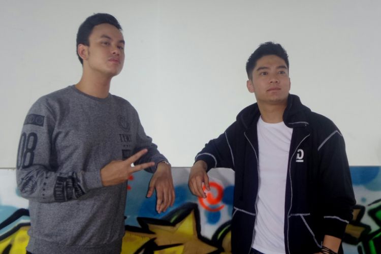 Boy William (kanan) dan Ananta Vinnie (kiri) diabadikan di sela shooting klip video Flyin Money di Studio 14, Kelapa Dua, Jakarta Barat, pada Jumat (17/3/2017) sore.