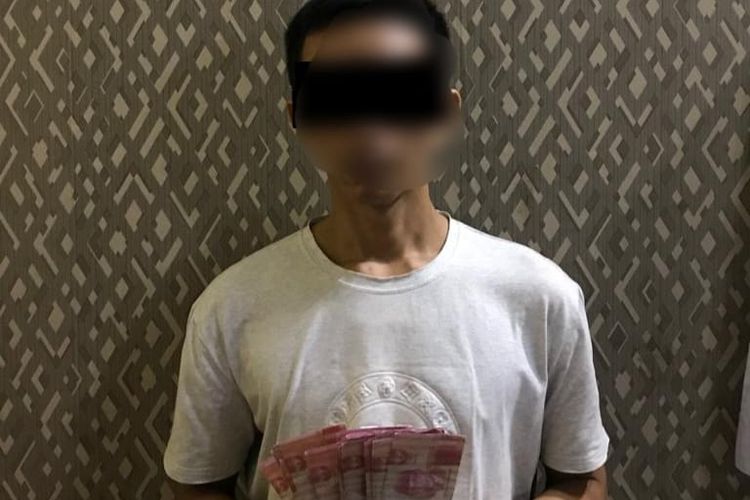 Penyidik Polres Aceh Tamiang, Provinsi Aceh, menangkap pengedar uang palsu berinisial AR (31) di rumahnya di Desa Kebun Rantau, Kecamatan Rantau, Kabupaten Aceh Tamiang, Rabu (26/10/ 2022).