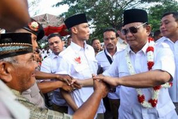Calon presiden Prabowo Subianto menyapa pendukungnya saat berkampanye di Banda Aceh, Rabu (11/6/2014).