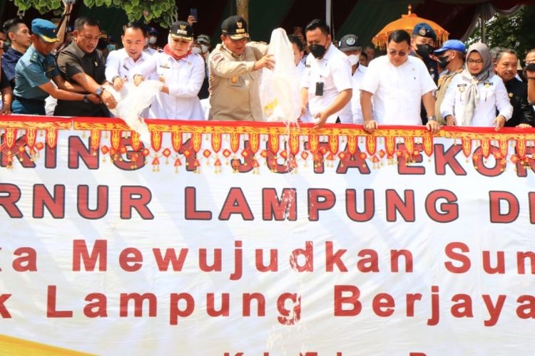 Penebaran benih ikan oleh Gubernur Lampung di Sempatan Jembatan Cakar Nyenyek, Sungai Tulangbawang, Kabupaten Tulangbawang, Lampung, Rabu (28/9/2022) 