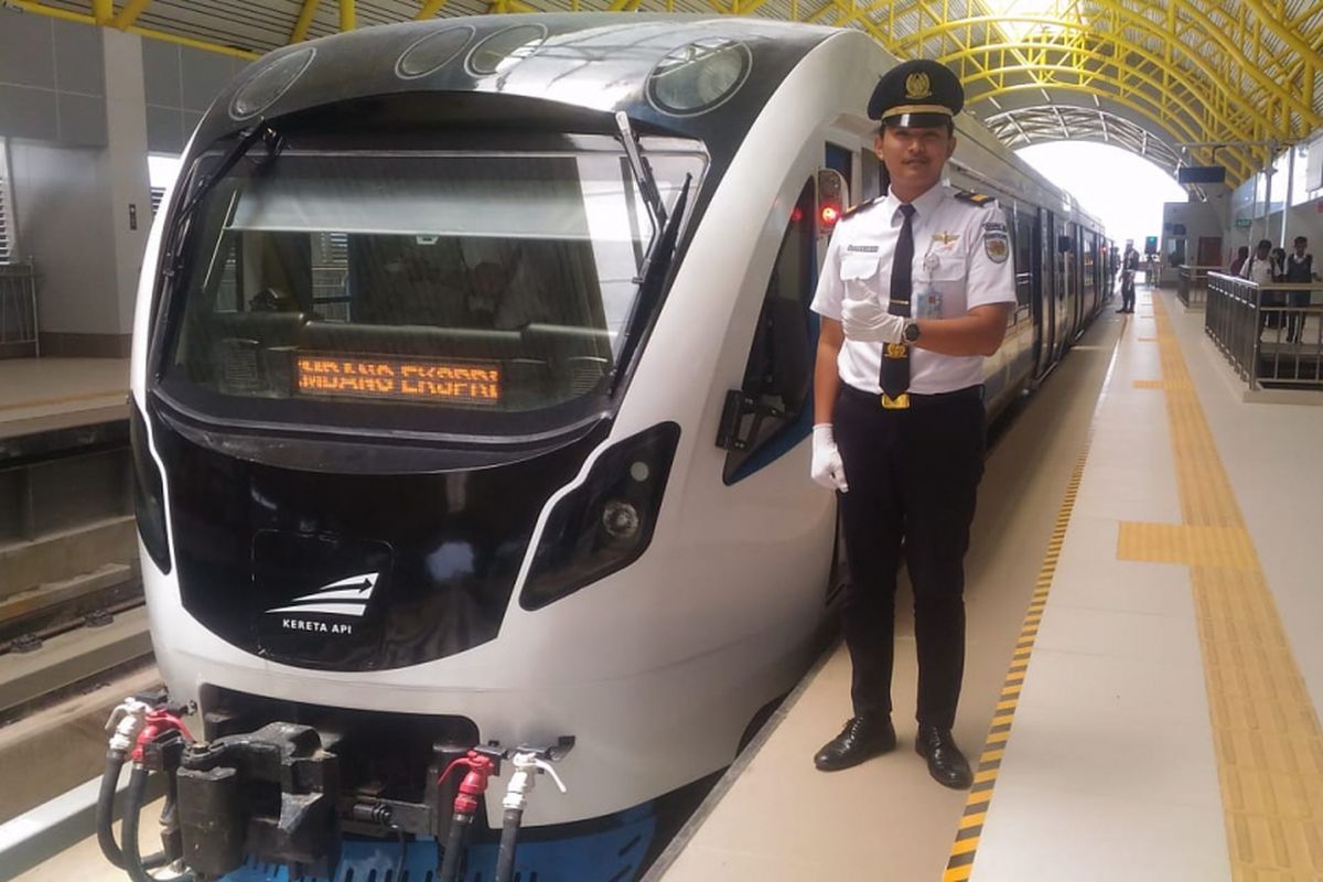 Ardiansyah salah satu masinis kereta light rail transit (LRT) Palembang, Sumatera Selatan.