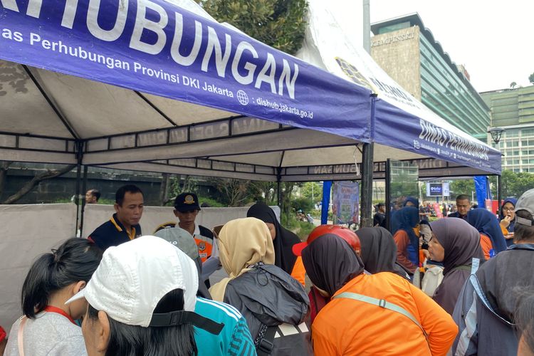 Sejumlah Lansia Antre Daftar Kartu Transportasi Gratis di CFD Jakarta Pagi Ini