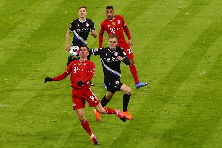 Penyerang Bayern Muenchen (kiri) Robert Lewandowski mengontrol bola sebelum mencetak gol ke gawang Arminia Bielefeld pada lanjutan pekan ke-21 Bundesliga 2020-2021 di Stadion Allianz, 15 Februari 2021. 
