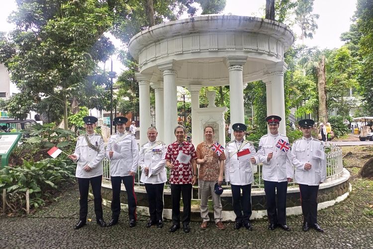 Rayakan Ulang Tahun Raja Charles III di Kebun Raya Bogor, drum band militer Inggris tampil bersama siswa SDN Polisi 1, Kota Bogor, Jawa Barat, Selasa (6/6/2023)