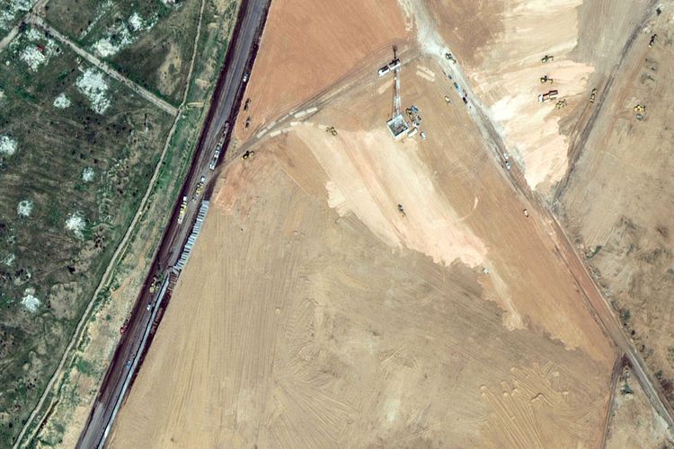 Gambar satelit menunjukkan lahan yang sedang dibuka di daerah dekat perbatasan Mesir dengan Gaza Palestina.