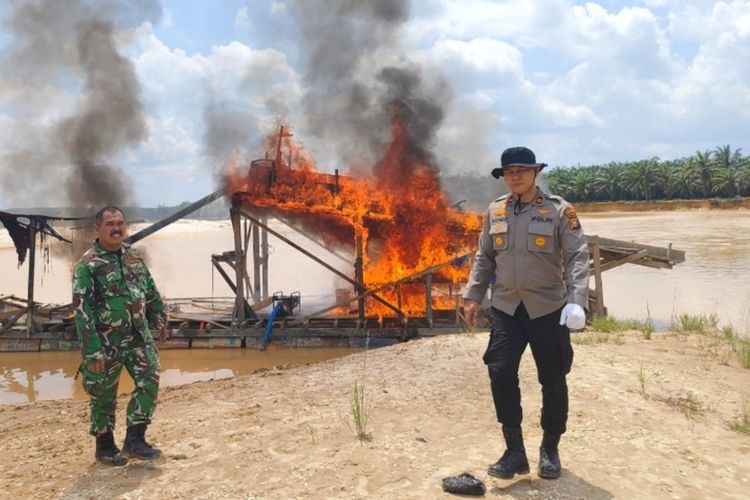 Penertiban Tambang Emas Ilegal, 12 Rakit di Kuansing Riau Dibakar