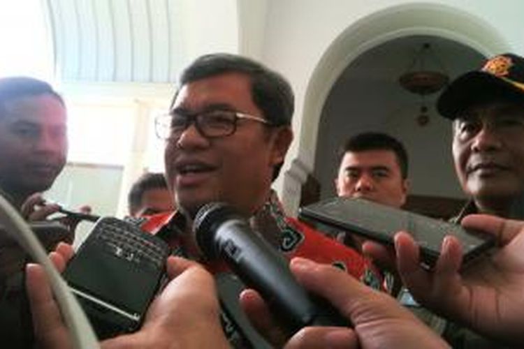 Gubernur Jawa Barat Ahmad Heryawan saat diwawancarai sejumlah wartawan di Gedung Sate, Bandung, Jawa Barat, Jumat, (19/6/2015). 