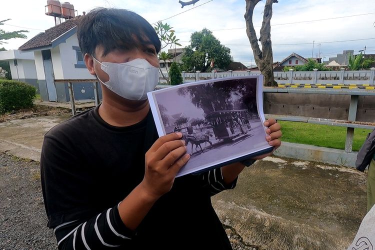 Foto lawas trem di Kota Solo yang ditarik kuda.