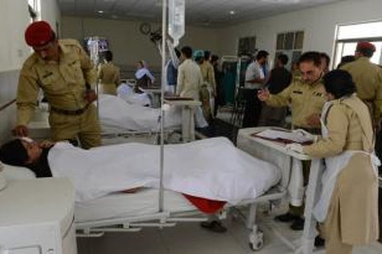 Seorang peziarah Syiah Pakistan yang terluka dalam serangan di kota Taftan, Provinsi Baluchistan tengah dirawat seorang paramedis militer.