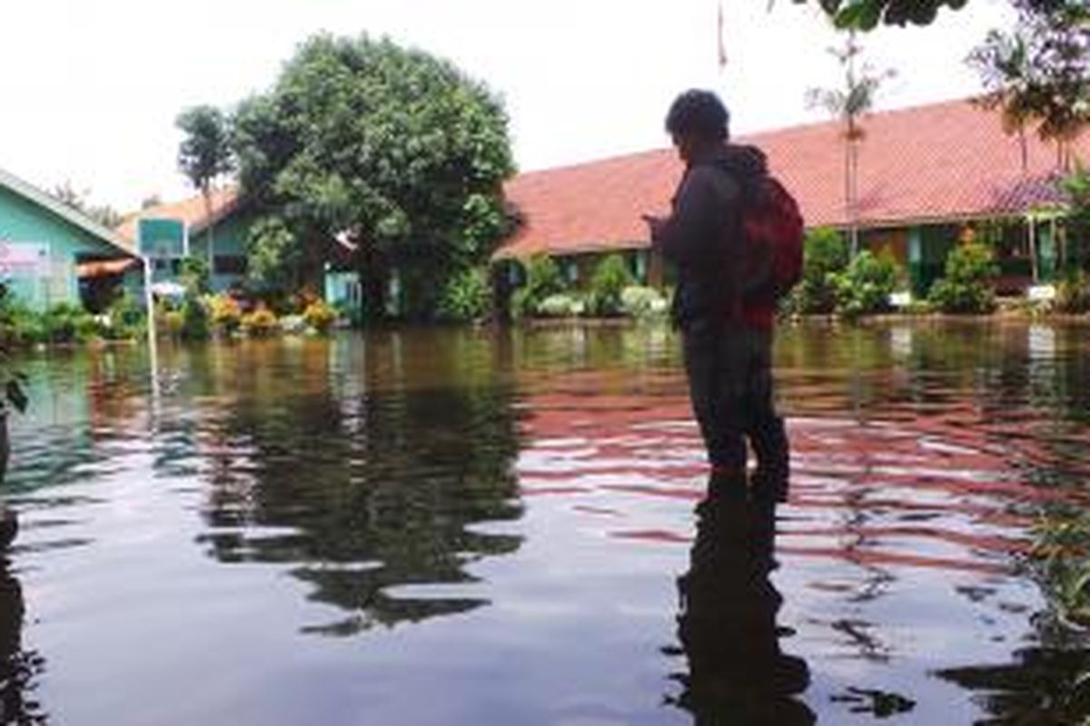 Sekolah SD 07 Pagi, Jalan Kavling Agraria Duren Sawit, Jakarta Timur terendam banjir. Sebuah sekolah lainnya pun terkena dampak banjir tersebut. Ratusan pelajar diliburkan akibat kejadian ini. Senin (9/12/2013).