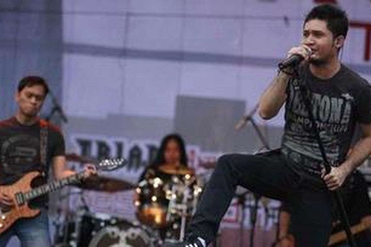 Andra and the Backbone ambil bagian dalam sebuah konser di Pekanbaru, 13 Juni 2010. 