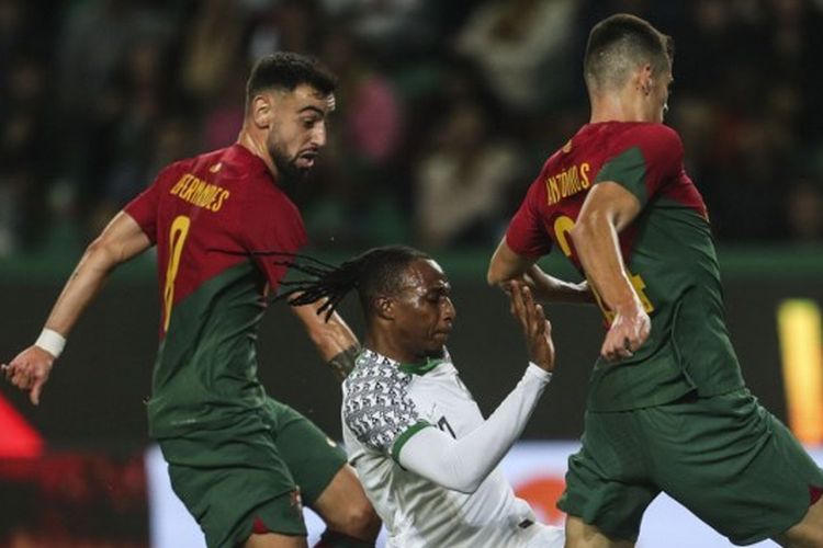 Gelandang timnas Portugal Bruno Fernandes (kiri) beraksi dalam laga persahabatan atau friendly match menjelang Piala Dunia 2022 Qatar kontra Nigeria di Stadion Alvalade, Lisbon, pada Kamis (17/11/2022).
