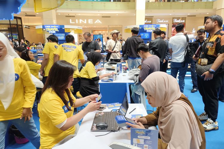 Suasana pameran perjalanan BCA Tiket.com Travel Fair 2025 di mal Gandaria City, Jakarta Selatan pada Jumat (26/9/2025). 