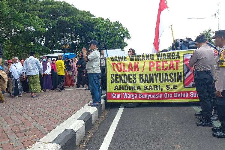 Aksi demonstrasi warga Desa Banyuasin Kembaran menuntut Sekdes Andika Sari mundur dari jabatannya di kantor Bupati Purworejo beberapa waktu yang lalu 