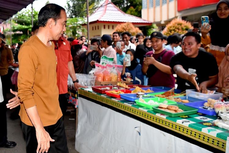  Presiden Joko Widodo saat menyapa pedagang takjil yang menjual beberapa snack ringan di Taman Semagor, Kabupaten Bungo, Provinsi Jambi, Rabu (3/4/2024). 