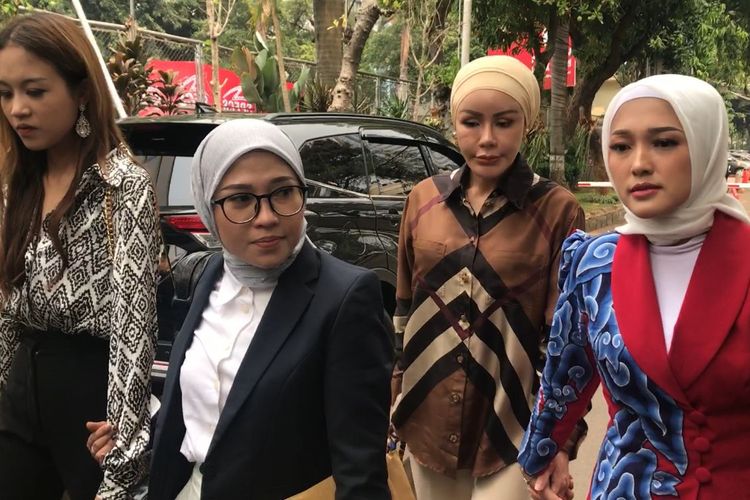 Pengacara dan korban dugaan pelecehan acara Miss Universe Indonesia, di Polda Metro Jaya, Senin (7/8/2023).