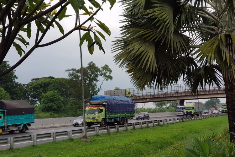 Lalu lintas kendaraan di Jalan Tol Japek 