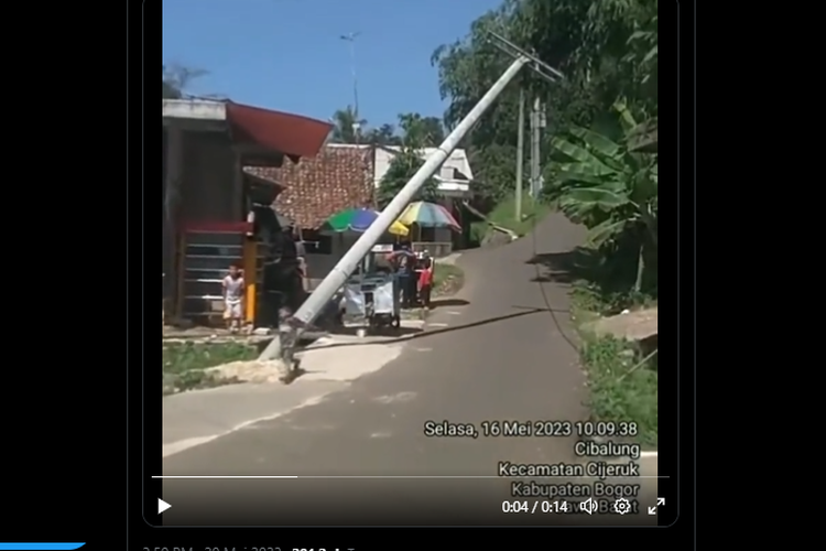 Tiang listrik roboh di Desa Cibalung, Kecamatan Cijeruk, Kabupaten Bogor.