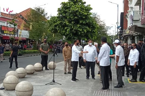 Jokowi Berikan Bantuan Rp 1,2 Juta ke PKL di Malioboro