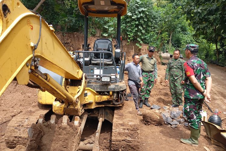 Pembangunan infrastruktur jalan yang menghubungkan dua desa di Desa Depeha, Kecamatan Kubutambahan, Kabupaten Buleleng, Provinsi Bali. Jalan ini menjadi akses utama warga mengangkut hasil pertanian serta aktivitas lainnya, termasuk menuju pusat kota.