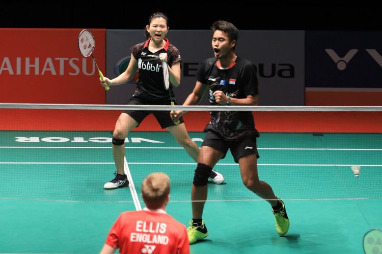 Pasangan ganda campuran Indonesia, Tontowi Ahmad (kanan) dan Debby Susanto, meluapkan ekspresi saat menghadapi Marcus Ellis/Lauren Smith pada laga babak pertama Malaysia Masters 2019, di Stadium Axiata, Kuala Lumpur Sport City, Malaysia, Selasa (15/1/2019).