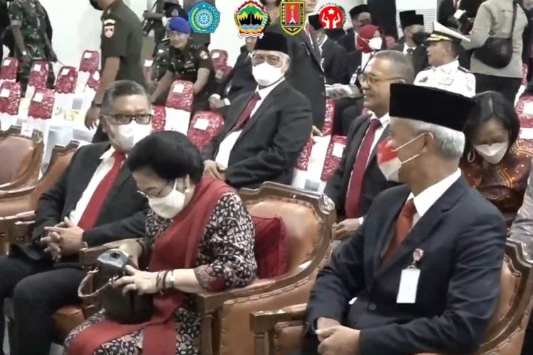 Ganjar dan Megawati Soekarnoputri duduk bersebelahan saat pelantikan Wali Kota Semarang
