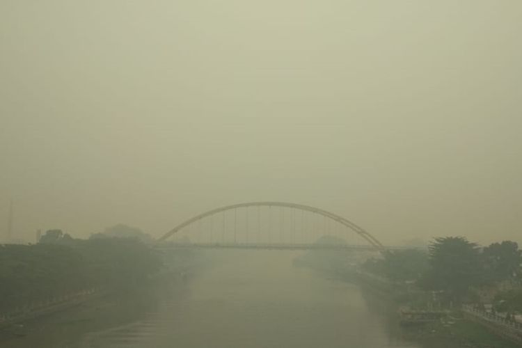 Jembatan Siak IV Pekanbaru, Riau, tampak ditutupi kabut asap akibat karhutla, Minggu (22/9/2019).